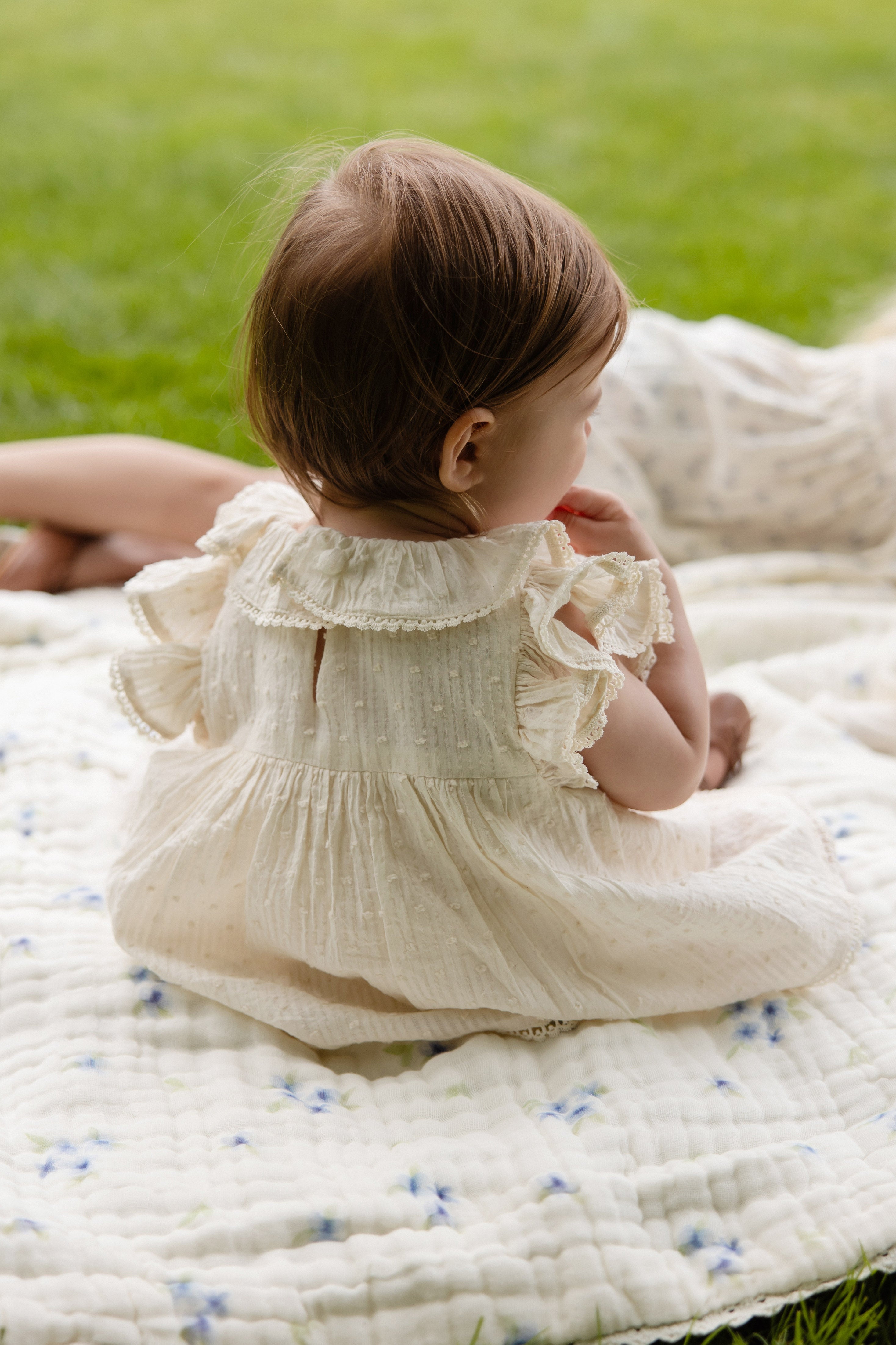 Combinaison bébé en mousseline de coton biologique unie parchemin romantique avec col volanté et manches flottantes 0-2 ans