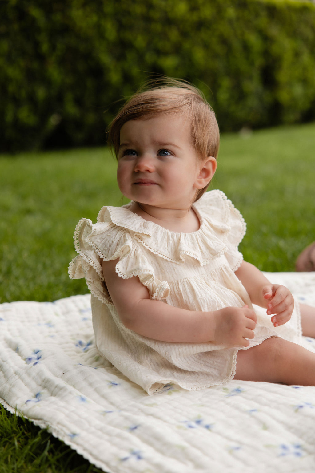 Combinaison bébé en mousseline de coton biologique unie parchemin romantique avec col volanté et manches flottantes 0-2 ans