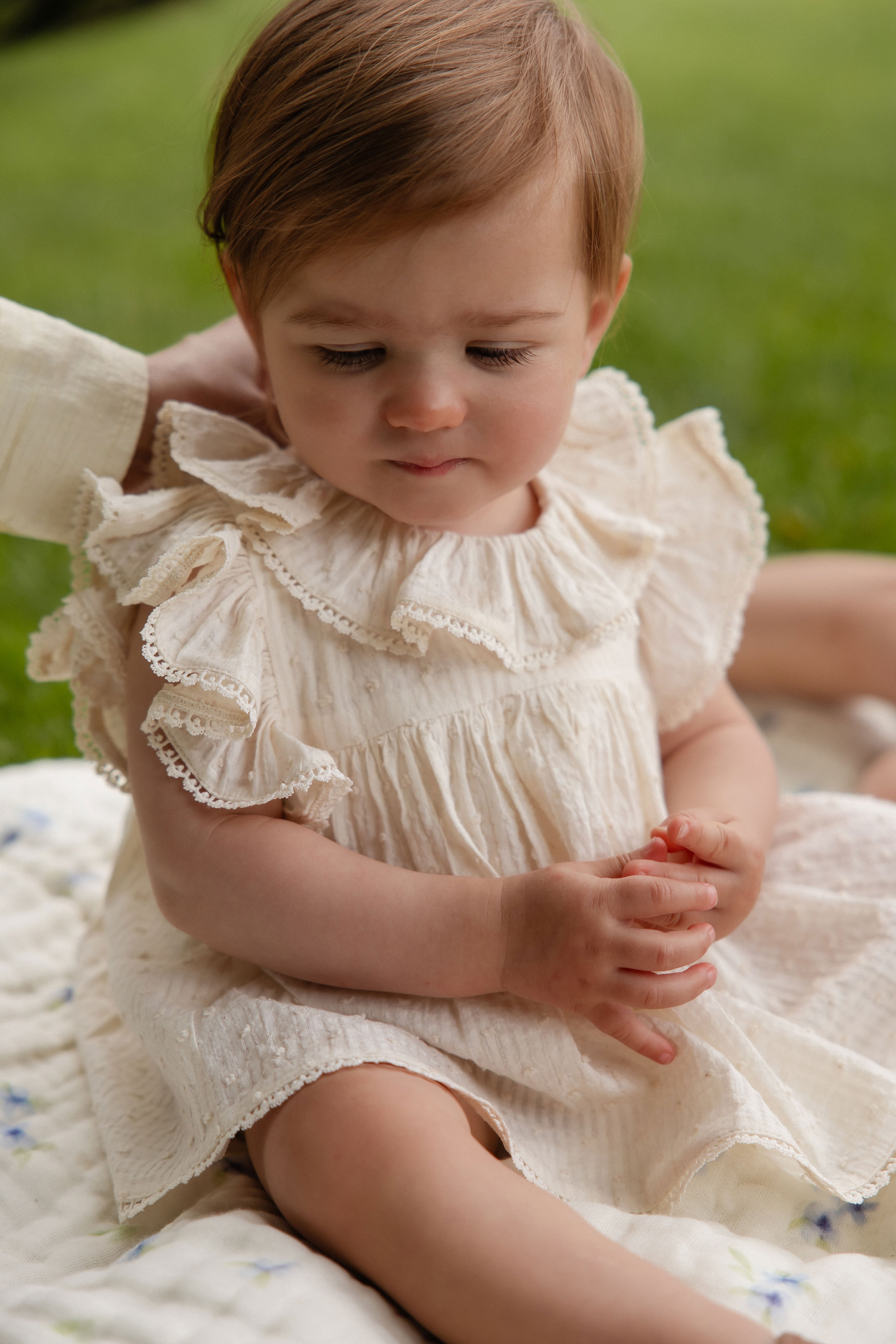 Combinaison bébé en mousseline de coton biologique unie parchemin romantique avec col volanté et manches flottantes 0-2 ans