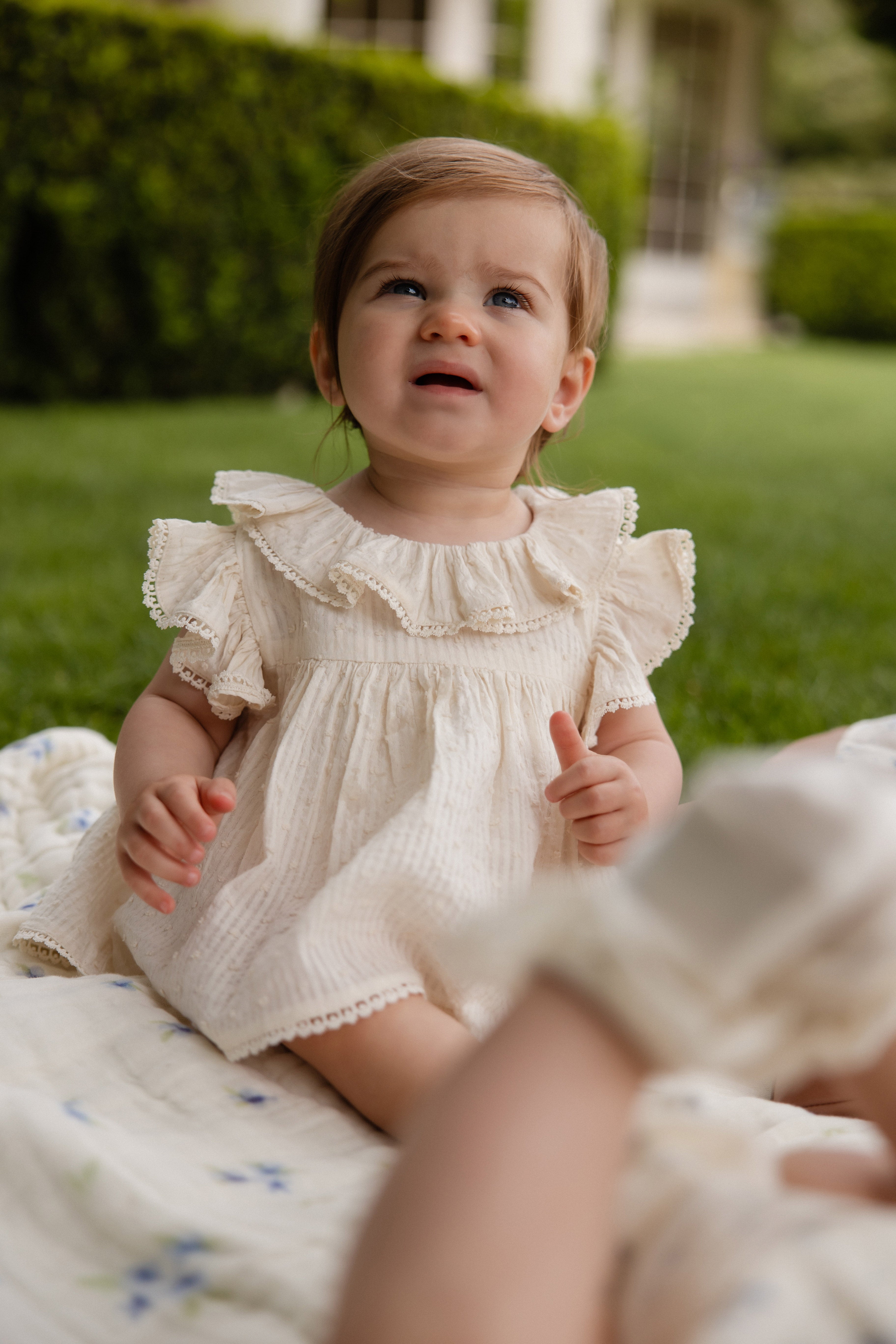 Combinaison bébé en mousseline de coton biologique unie parchemin romantique avec col volanté et manches flottantes 0-2 ans