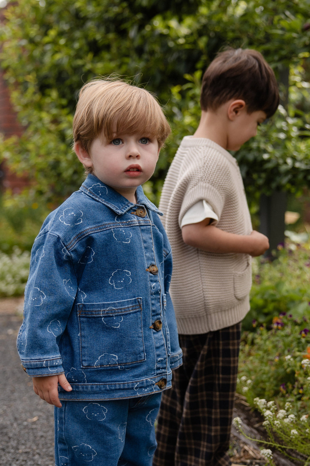 Veste en jean en coton recyclé bleu décontracté à motif intégral avec encolure à volants et poches plaquées pour enfants de 6 mois à 10 ans