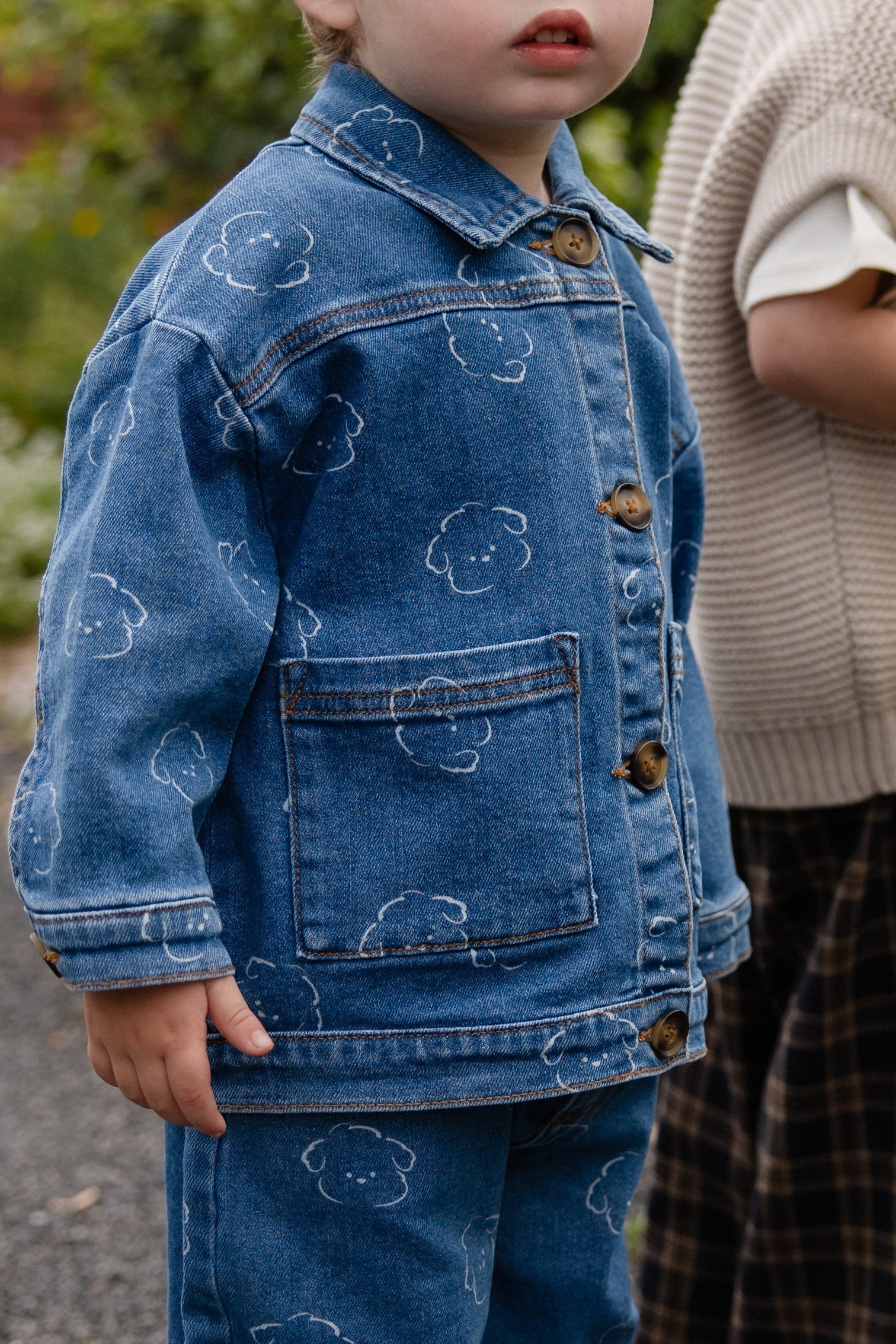Veste en jean en coton recyclé bleu décontracté à motif intégral avec encolure à volants et poches plaquées pour enfants de 6 mois à 10 ans