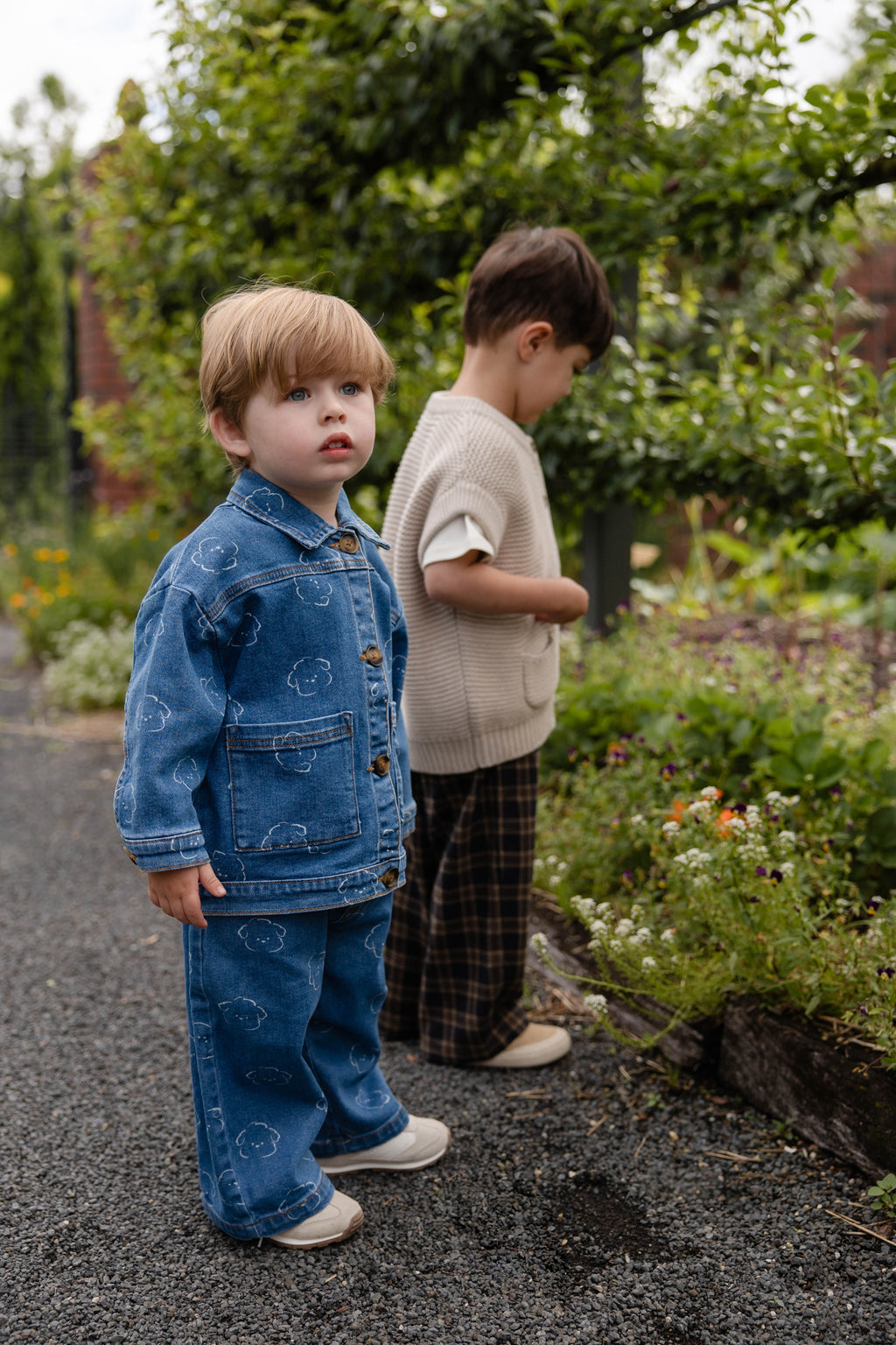 Pantalon en jean décontracté en coton bleu avec motif intégral, taille élastiquée et poches fonctionnelles pour enfants de 6 mois à 8 ans