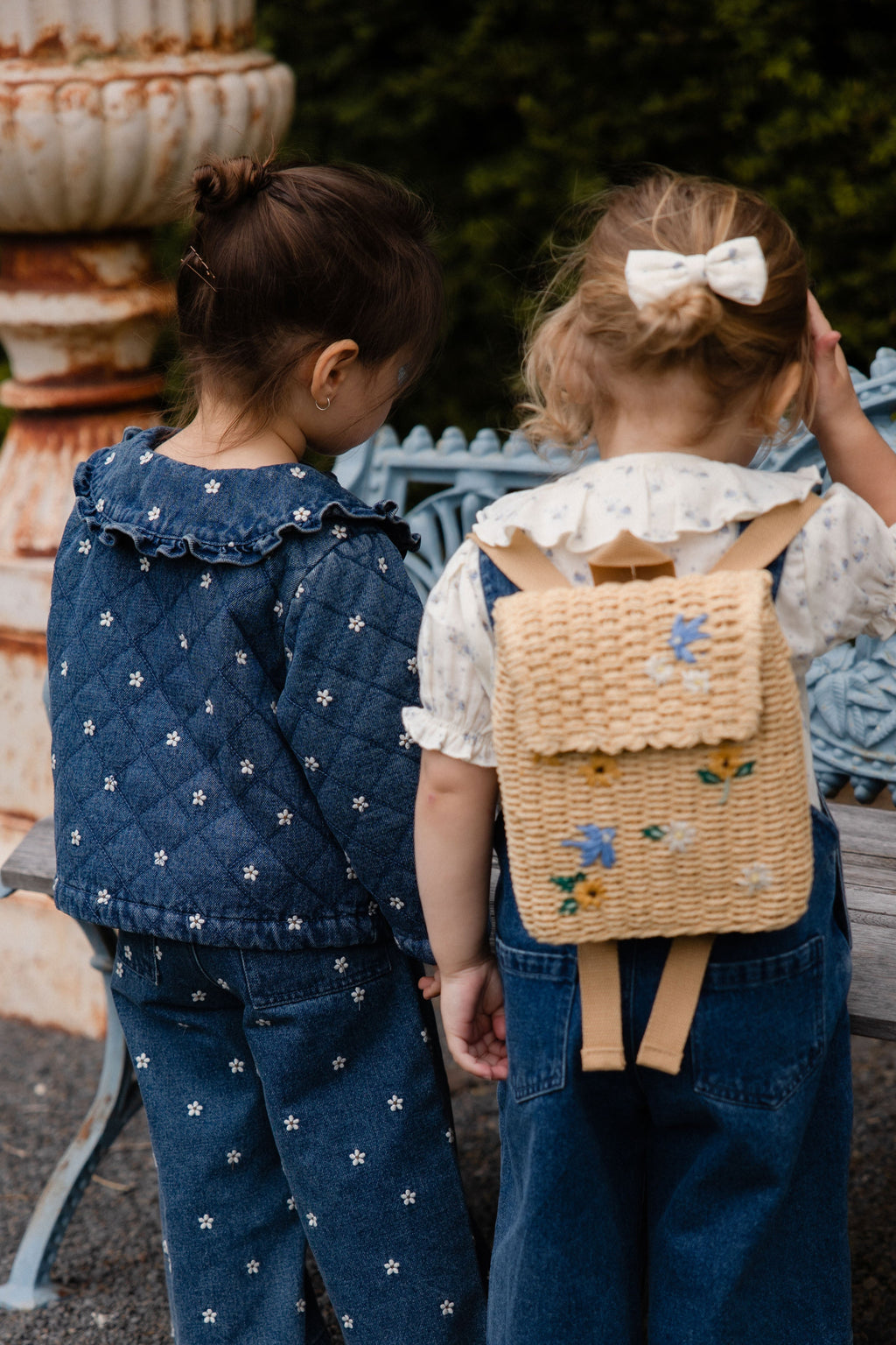 Blouson en coton légèrement rembourré à fleurs bleues romantiques avec col volanté et boutonnage sur le devant pour enfants de 6 mois à 10 ans