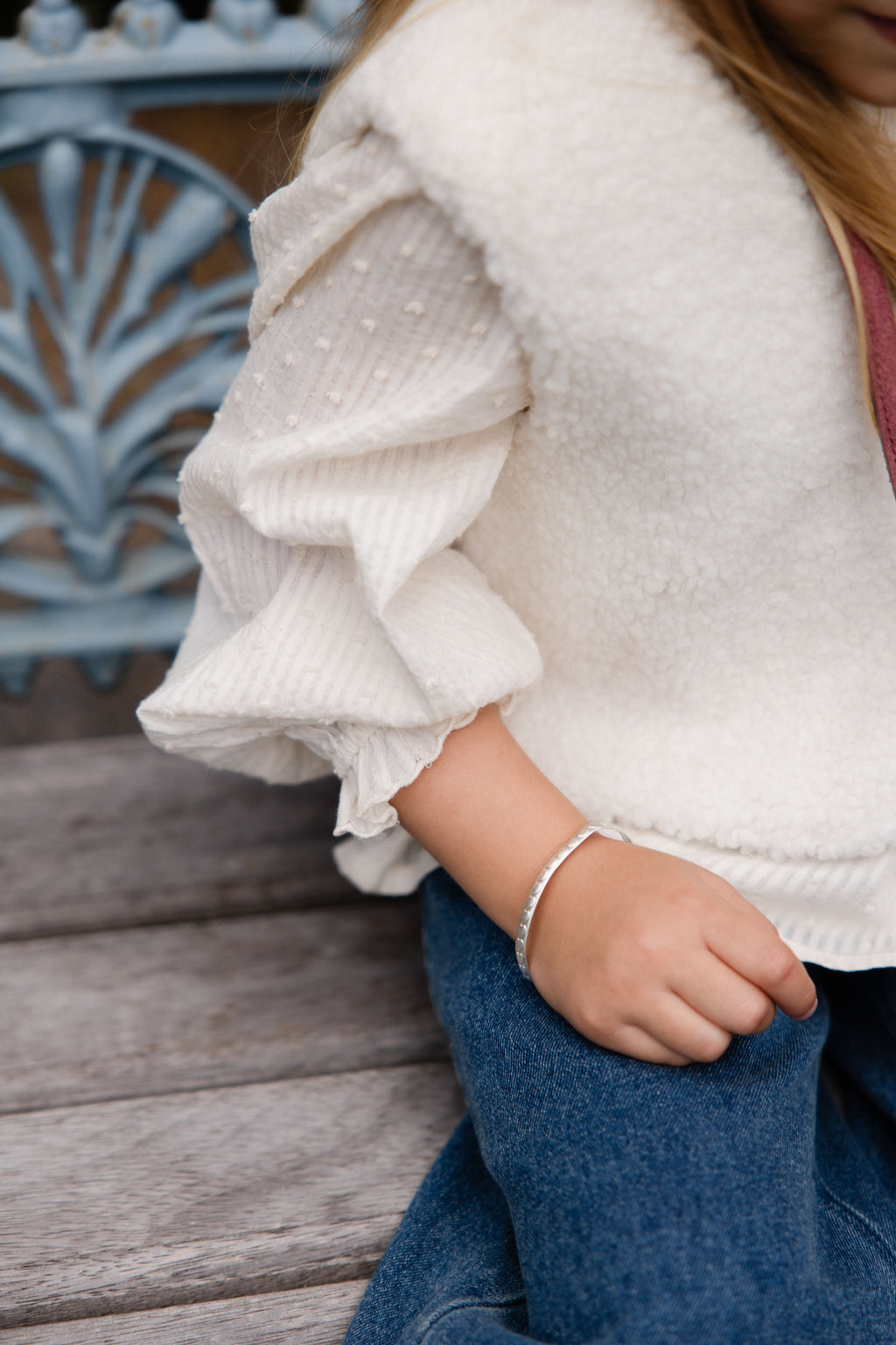 Top en coton biologique uni parchemin romantique avec encolure à volants et poignets à fronces pour enfants de 6 mois à 10 ans