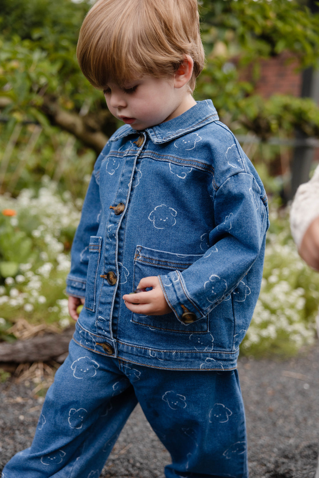 Veste en jean en coton recyclé bleu décontracté à motif intégral avec encolure à volants et poches plaquées pour enfants de 6 mois à 10 ans