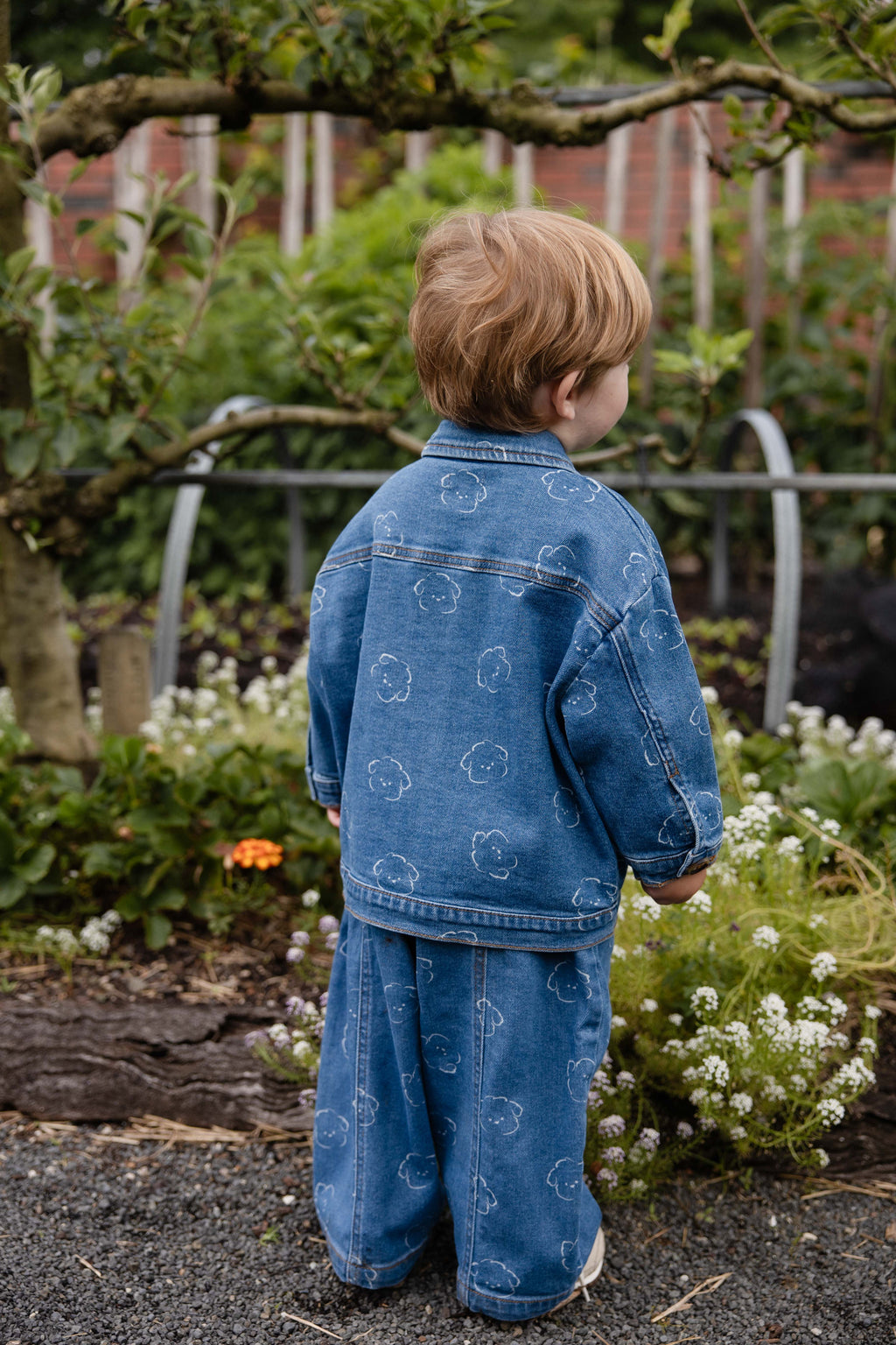 Pantalon en jean décontracté en coton bleu avec motif intégral, taille élastiquée et poches fonctionnelles pour enfants de 6 mois à 8 ans