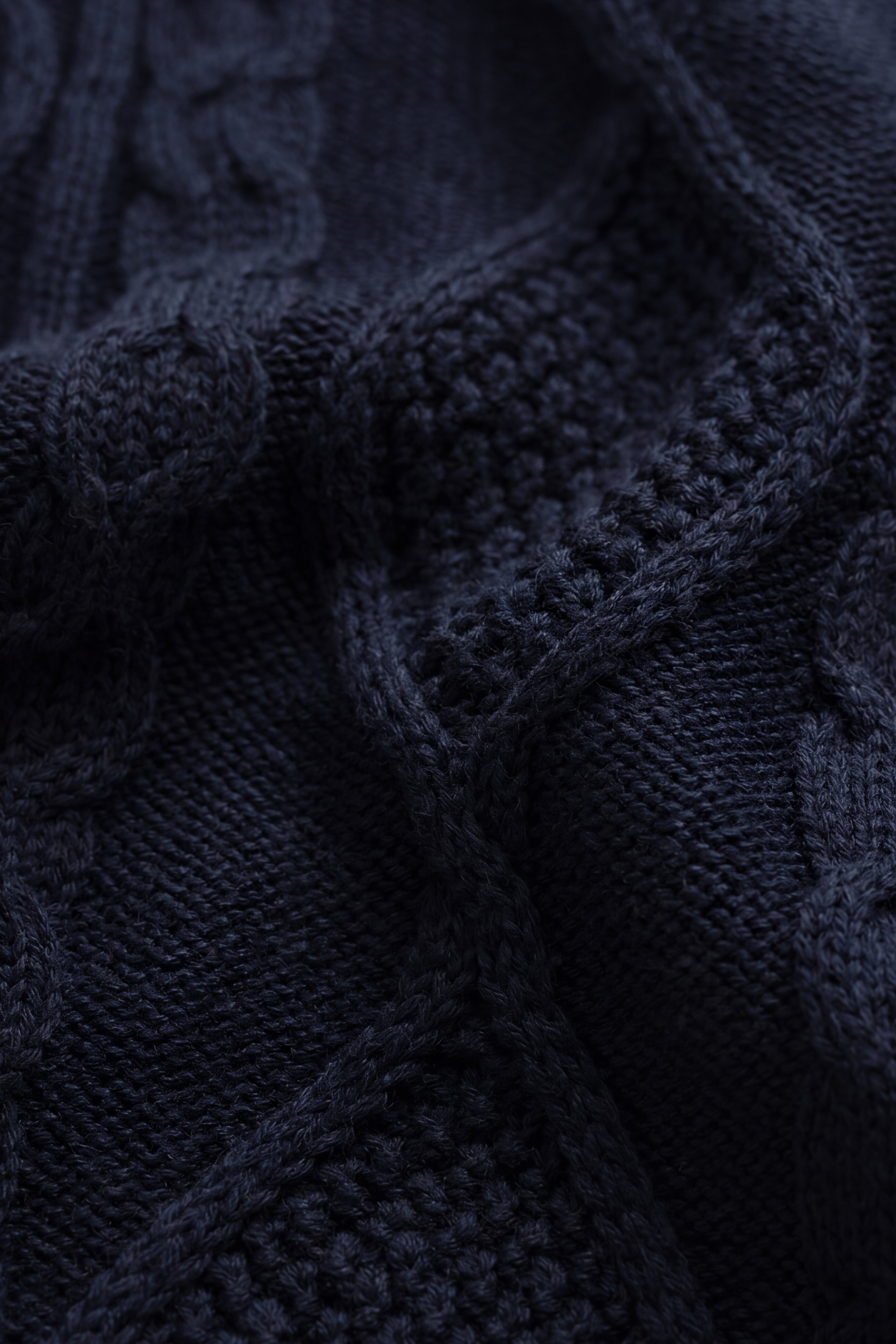 Cardigan en coton tricoté torsadé bleu marine classique avec patte de boutonnage et finitions côtelées pour enfants de 6 mois à 8 ans